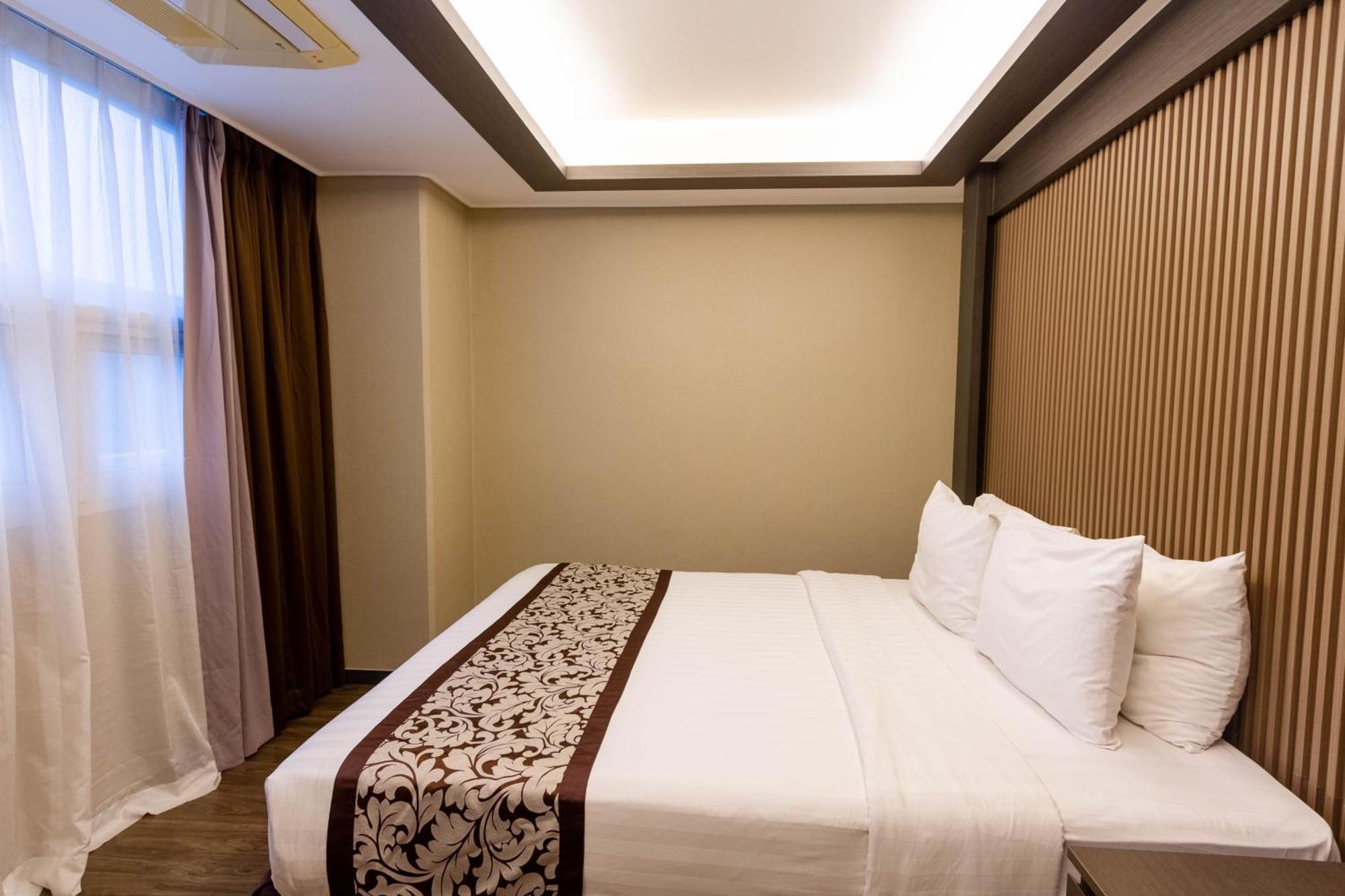 Xenia Hotel Clark Clark Field Bagian luar foto