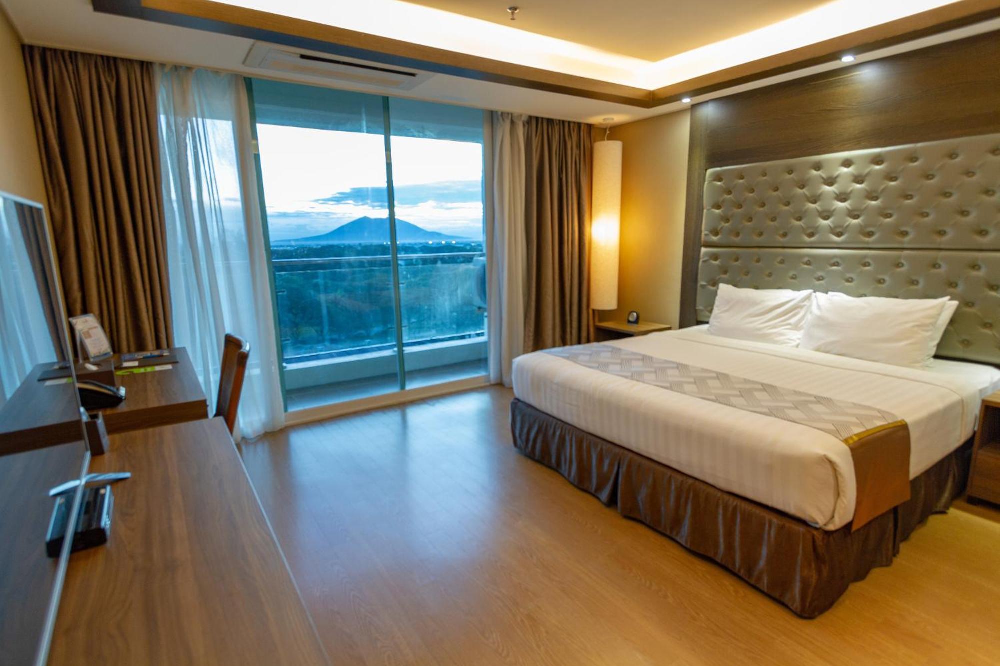 Xenia Hotel Clark Clark Field Bagian luar foto