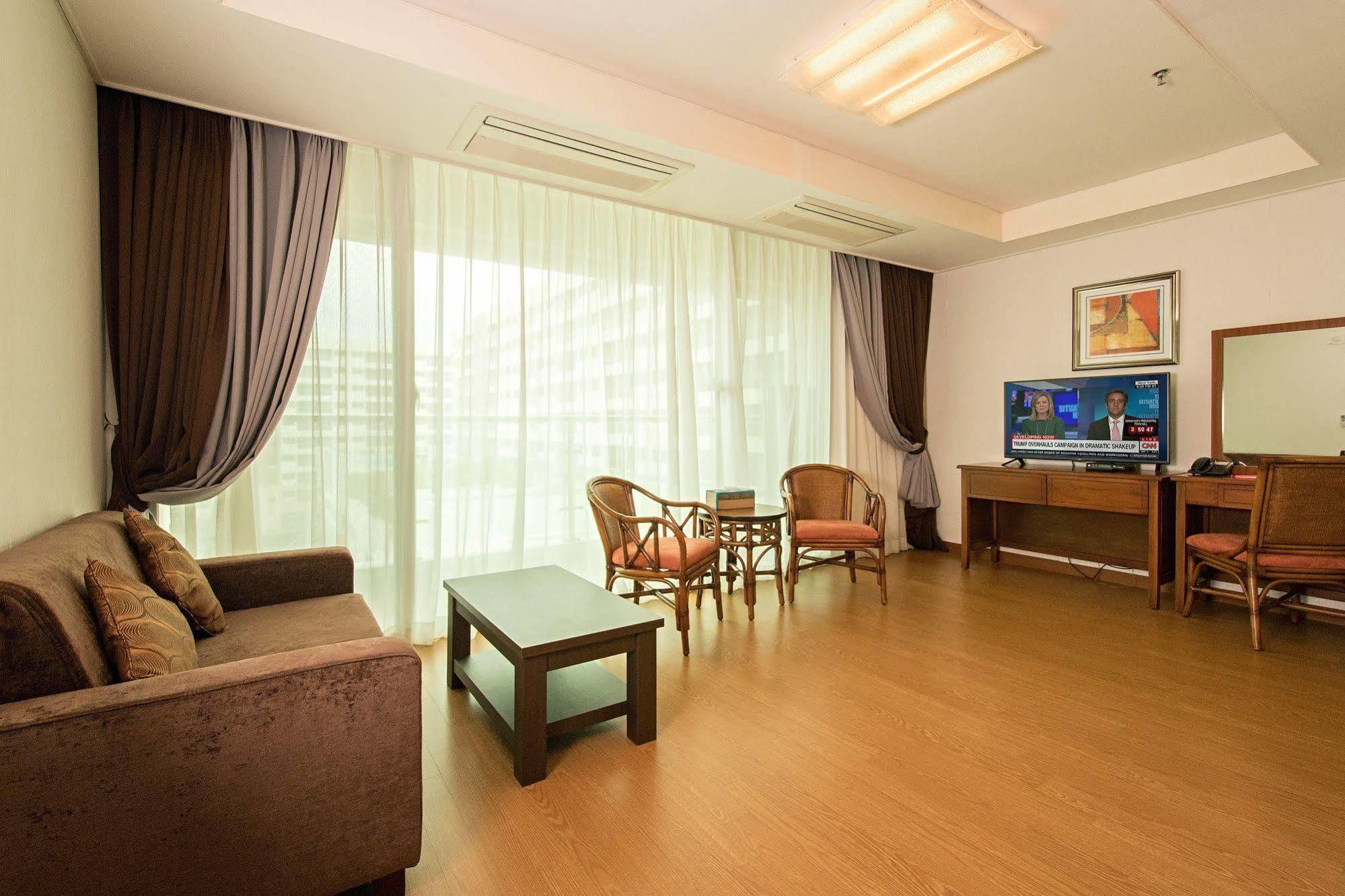Xenia Hotel Clark Clark Field Bagian luar foto