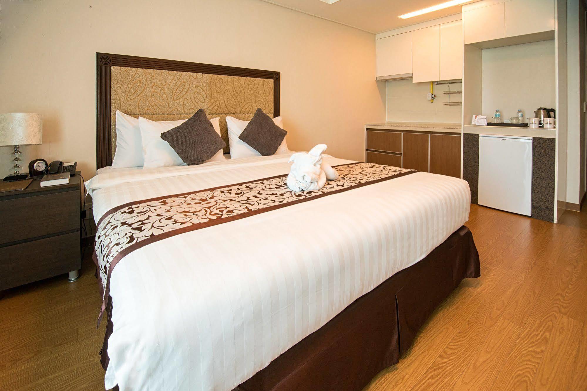 Xenia Hotel Clark Clark Field Bagian luar foto