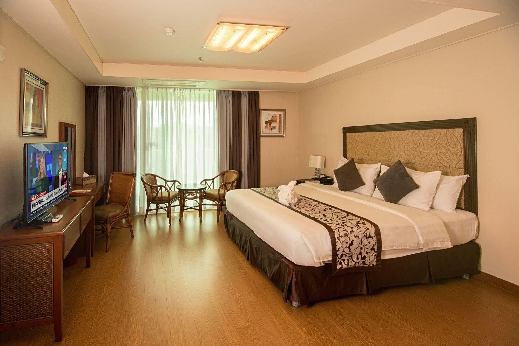 Xenia Hotel Clark Clark Field Bagian luar foto
