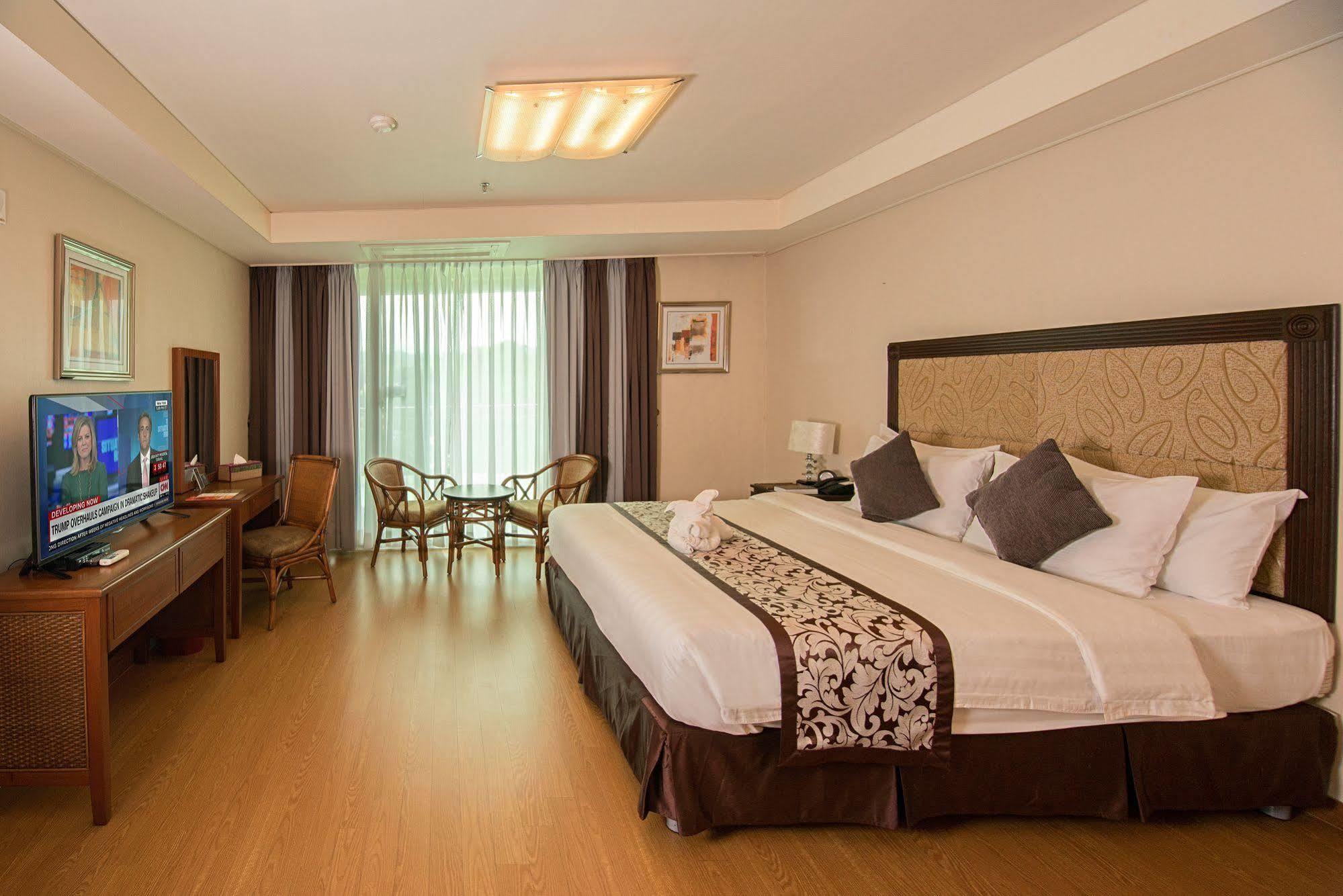 Xenia Hotel Clark Clark Field Bagian luar foto
