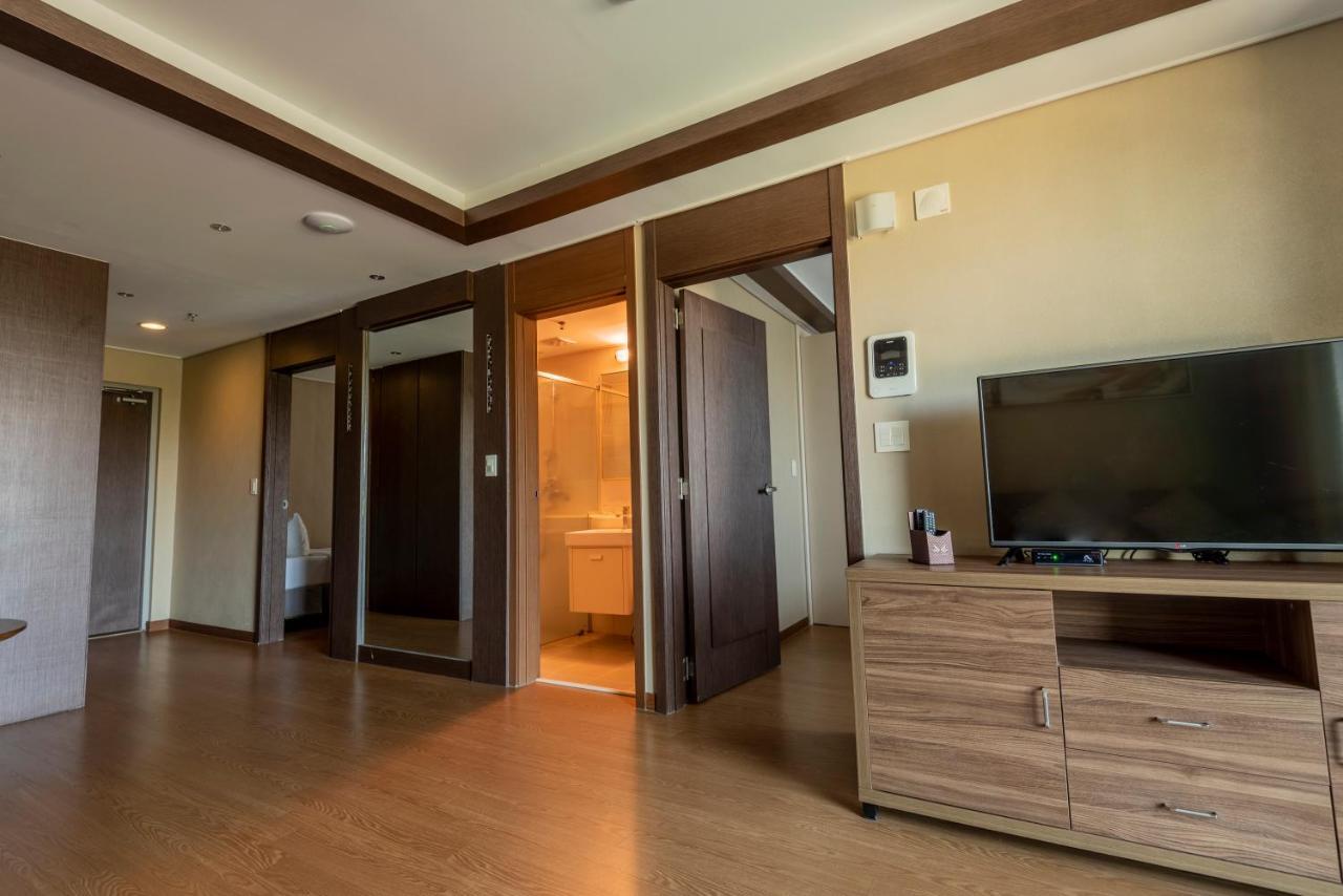 Xenia Hotel Clark Clark Field Bagian luar foto