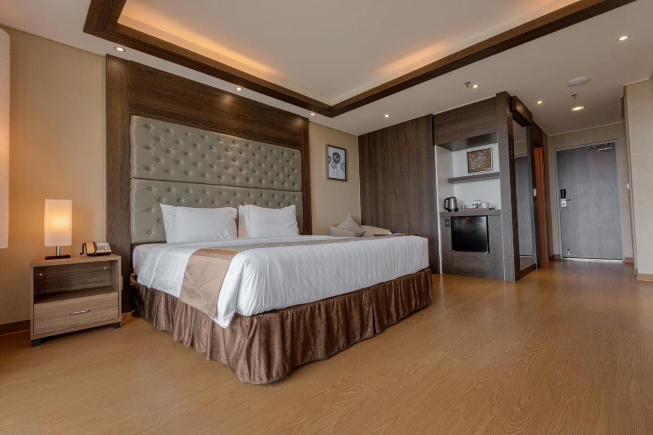 Xenia Hotel Clark Clark Field Bagian luar foto