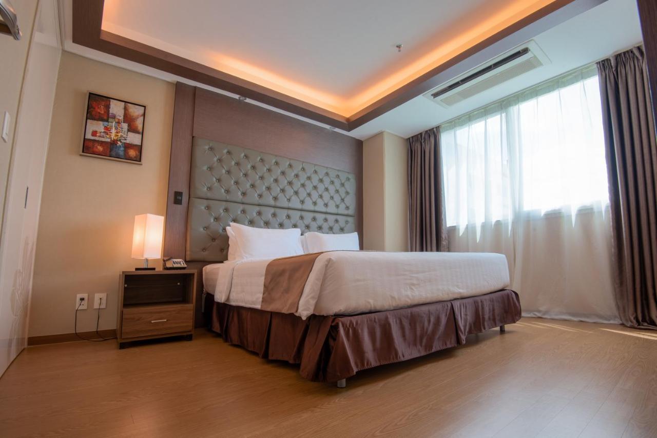 Xenia Hotel Clark Clark Field Bagian luar foto