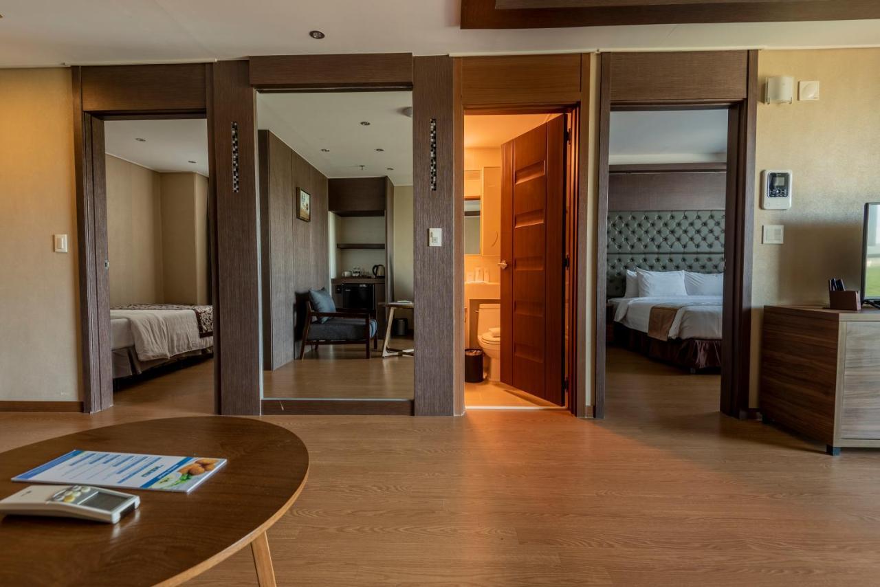 Xenia Hotel Clark Clark Field Bagian luar foto